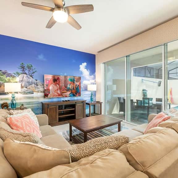 Sunny Retreat-Colorful Home, Pool, Great Location - Image 1