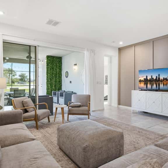 Stunning Retreat, Private Pool, Perfect Location - Image 1