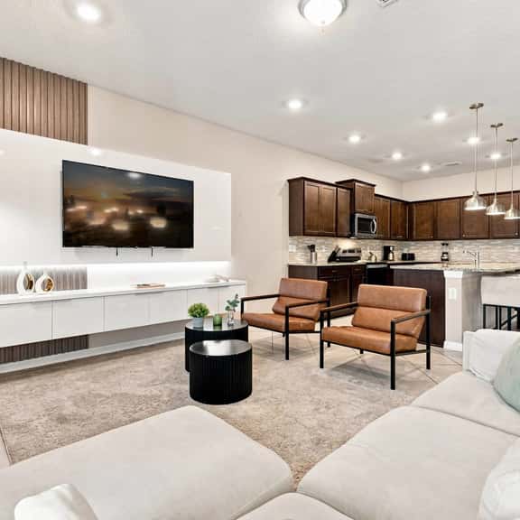 Stunning 10 Bed Home with Themed Rooms, Pool - Image 1
