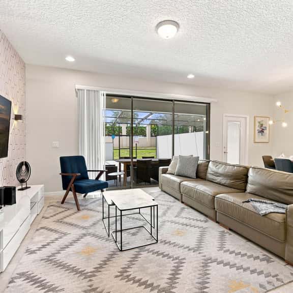 Premium 5-Bed Townhome, Themed, Perfect Location - Image 1