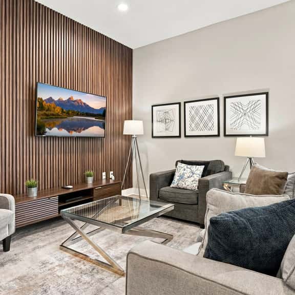 4 Suites, Private Jacuzzi & Prime Location - Image 1