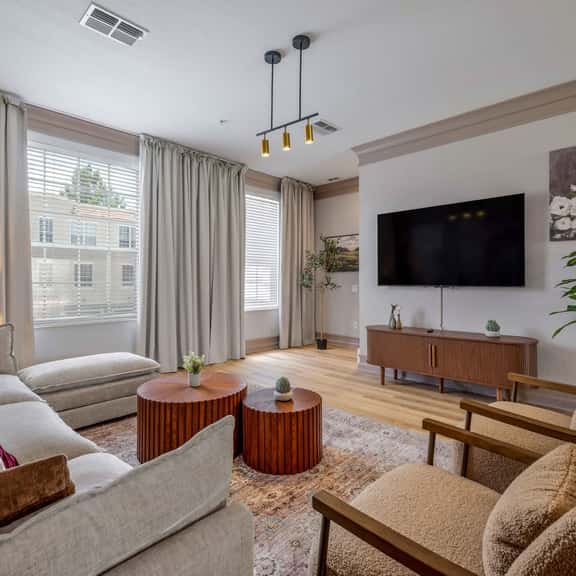 Comfortable 3BR Near Convention Center & Epic Park - Image 1