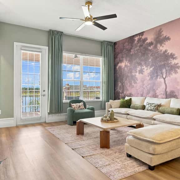 Designer Luxury 3BR, Stunning Lake View, Vista Cay - Image 1