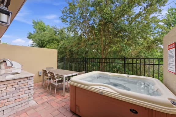 4 Suites, Private Jacuzzi & Prime Location