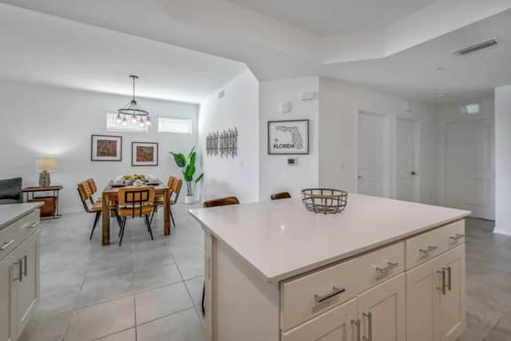 Beautiful Lakeview Retreat Near Disney