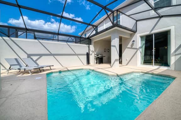 Beautiful Storey Lake Retreat, Minutes from Disney
