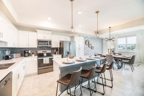 Chic 2Bed Condo at Storey Lake, Mickey Room