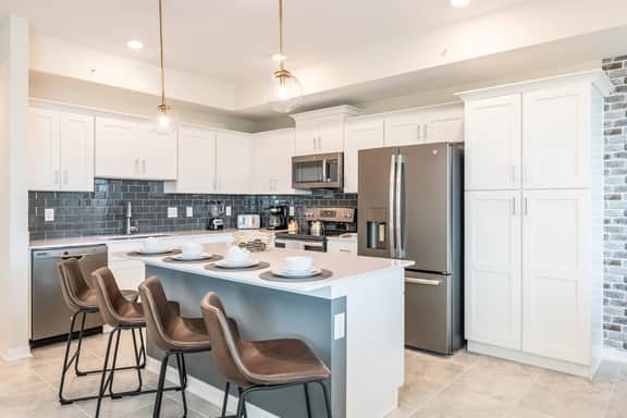 Chic 2Bed Condo at Storey Lake, Mickey Room