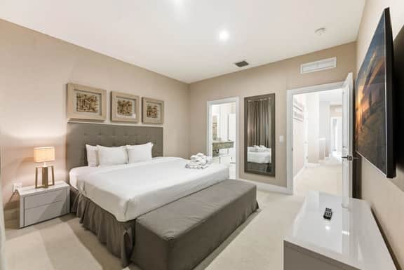 Chic 3BR Retreat, Patio with BBQ, all suites
