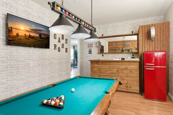 Chic 4BR with Pool, Game Room & Mickey Rooms