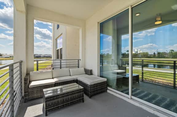 Cozy & Stylish 2BR Condo, Prime Storey Lake Spot