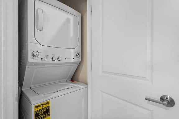 Cozy & Stylish 2BR Condo, Prime Storey Lake Spot