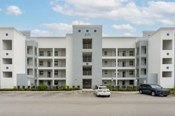 Elegant 2BR in Storey Lake, Top Location