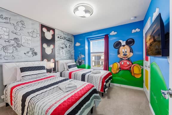 Family Home with Pool, Mickey & Toy Story Rooms