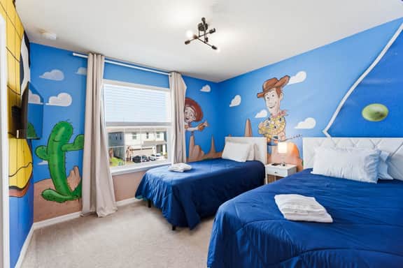 Family Home with Pool, Mickey & Toy Story Rooms