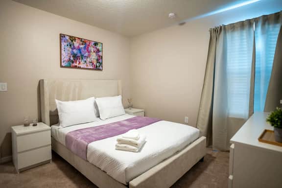 Fun and Relax, 10 Bed Home, Pool, Themed Rooms