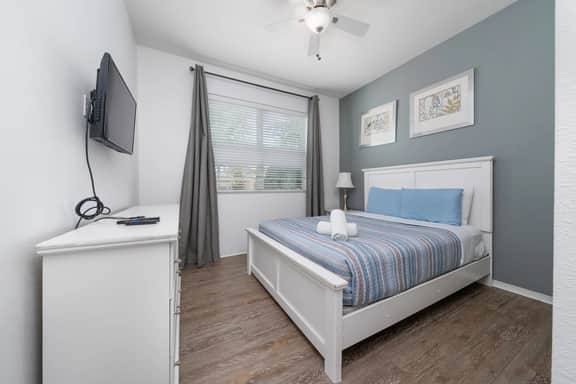 Lakeview 7BR Getaway, Pool, Great Location