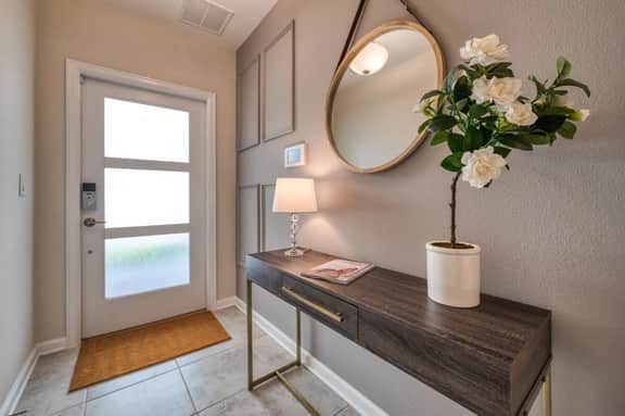 Modern Condo, Spacious Layout and Mickey Bedroom