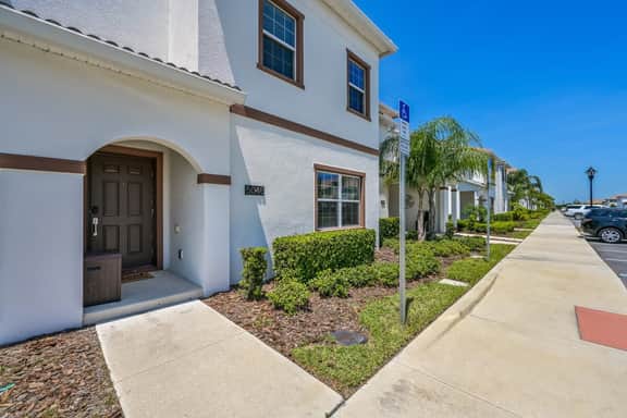 Relax in Style at this Spacious 4-Bedroom Villa!