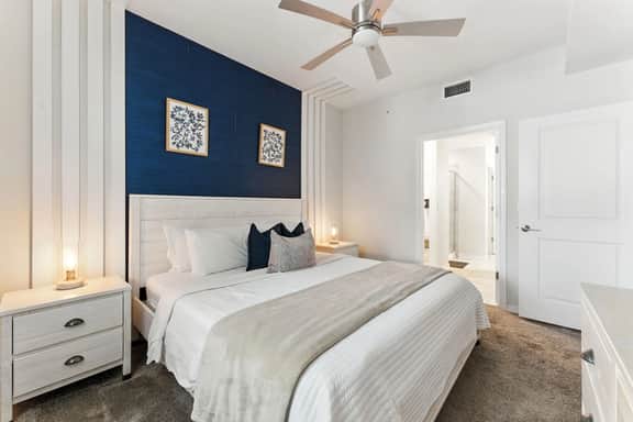 Spacious 2BR, Mickey Bedroom, Lake View