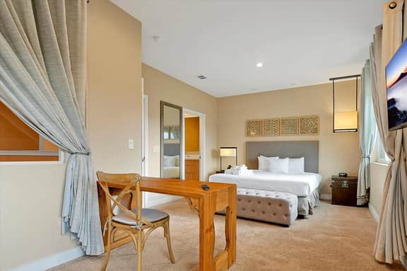 Spacious Luxury 4BR suite near Disney