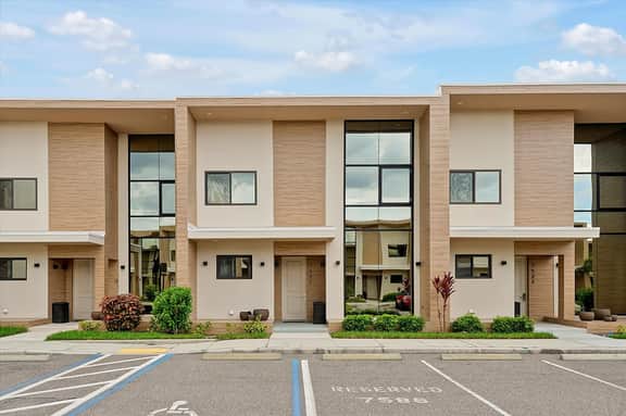Spacious Luxury 4BR suite near Disney