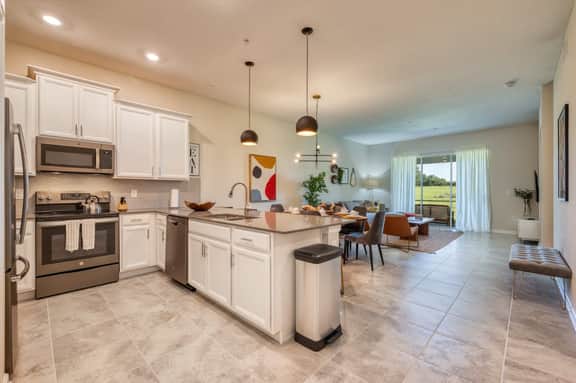 Spacious Modern Condo, Mickey and Game Room Fun