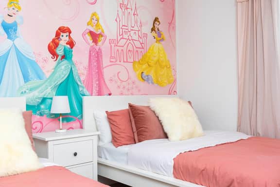 Stylish & Fun Retreat, Pool, Themed Rooms