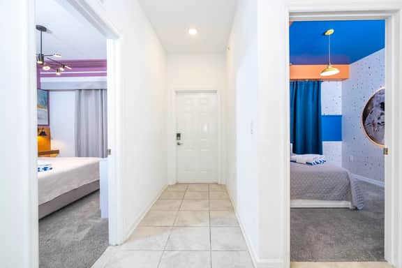 Stylish 2-BR Apt, Sleeps 7, Near Disney Magic