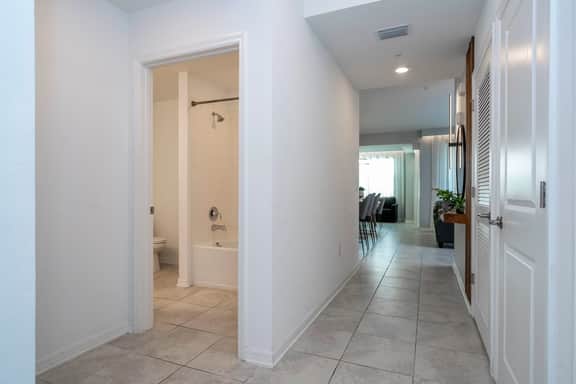 Stylish 2-BR Apt, Sleeps 7, Near Disney Magic