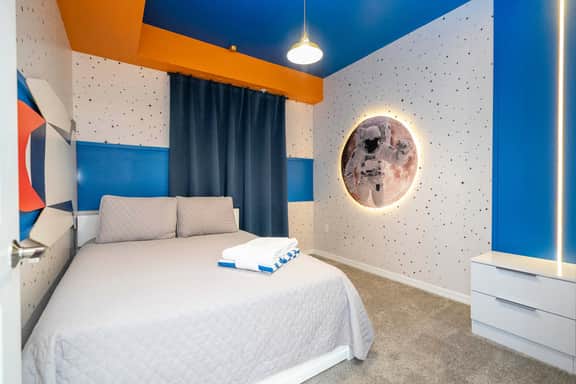 Stylish 2-BR Apt, Sleeps 7, Near Disney Magic
