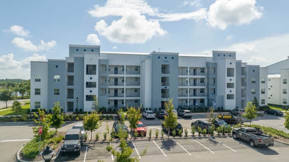 Stylish 2-BR Apt, Sleeps 7, Near Disney Magic