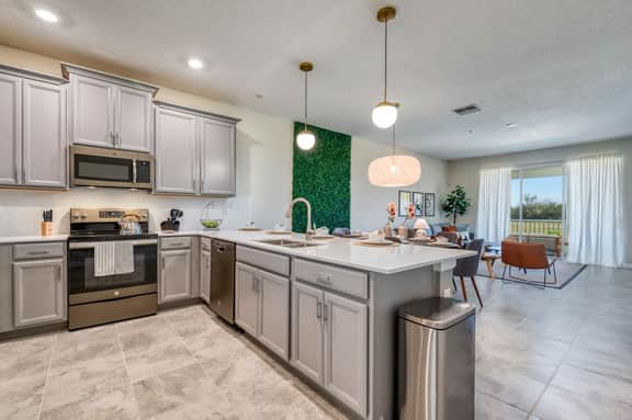 Stylish 3BR Condo, Spacious with Mickey Theme