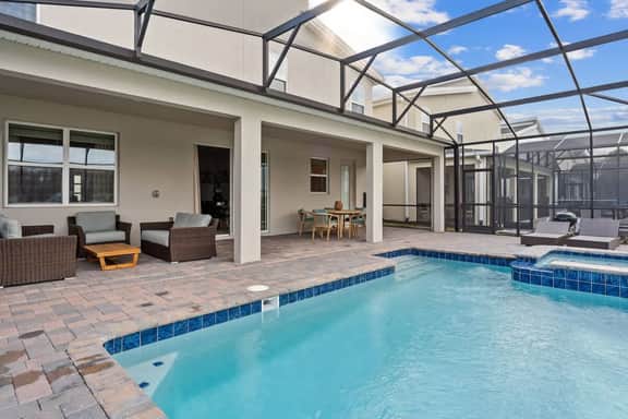 Themed 7Bedroom and Pool 18 guests