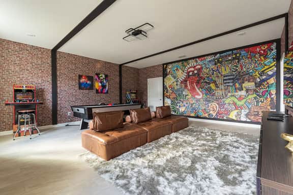 Themed 7Bedroom and Pool 18 guests