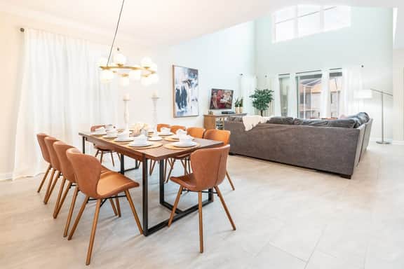Themed Home 5BR - Private Pool, Prime Location