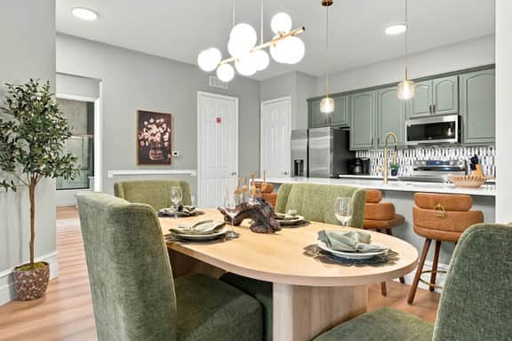 Designer Luxury 3BR, Stunning Lake View, Vista Cay - Image 2