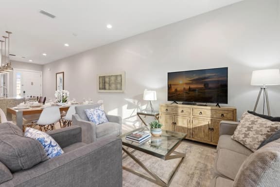 4 Suites, Private Jacuzzi & Prime Location