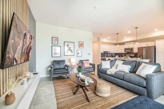 Chic 2Bed Condo at Storey Lake, Mickey Room