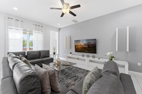 Chic Modern Escape, 12BR, Pool and Game Room