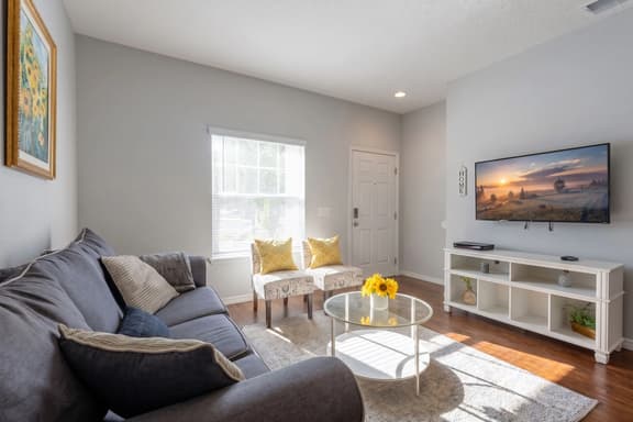 Comfortable 3BR townhome Near Parks, Great Value