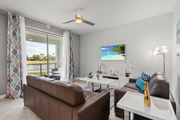 Cozy & Stylish 2BR Condo, Prime Storey Lake Spot