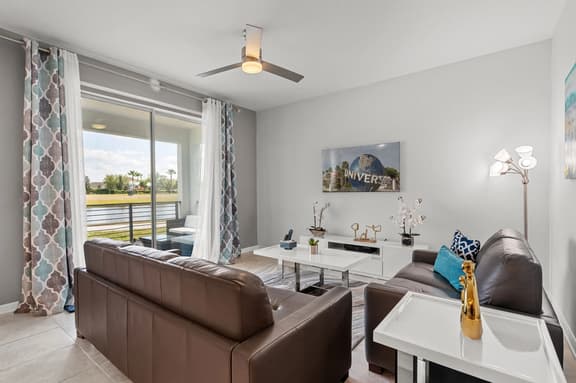 Cozy & Stylish 2BR Condo, Prime Storey Lake Spot