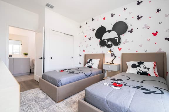 New 4BR Villa , themed beds Magic!