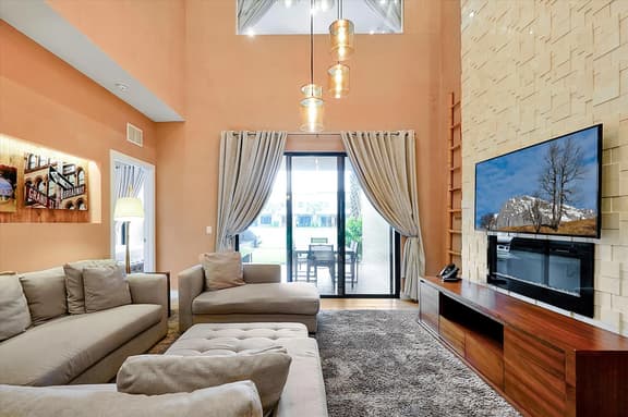 Spacious Luxury 4BR suite near Disney