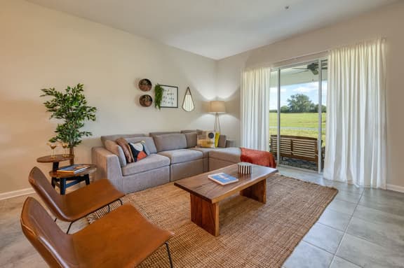 Spacious Modern Condo, Mickey and Game Room Fun