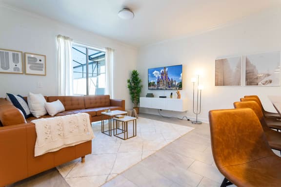 Stylish & Fun Retreat, Pool, Themed Rooms