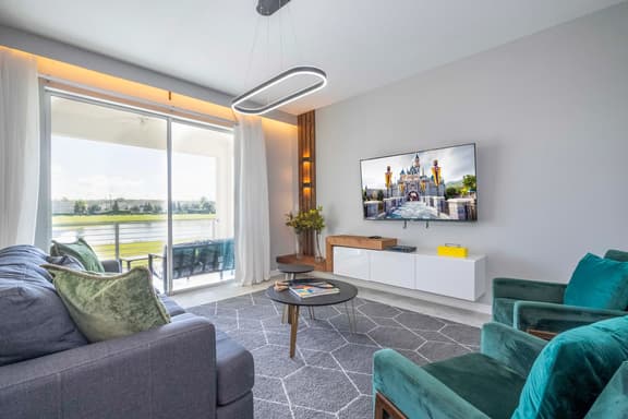 Stylish 2-BR Apt, Sleeps 7, Near Disney Magic