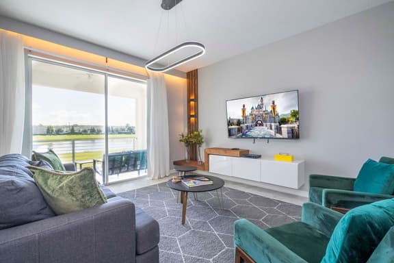 Stylish 2-BR Apt, Sleeps 7, Near Disney Magic