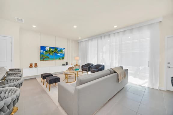 Stylish 5BR Home with Mickey & Cars Rooms
